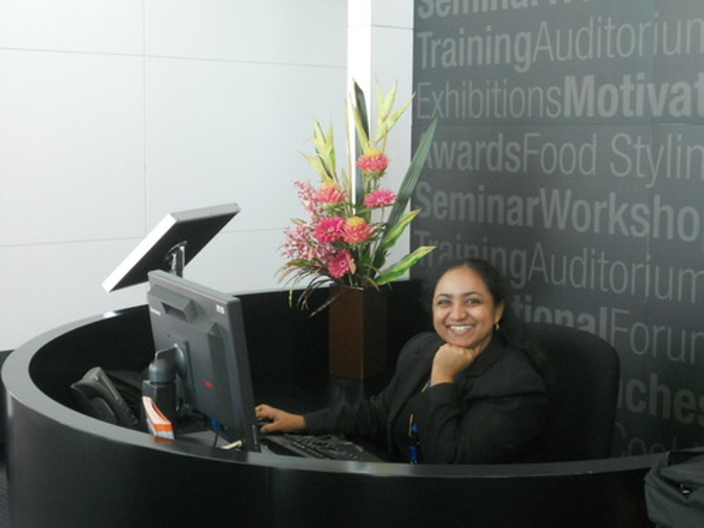 <p>el recepcionista o la recepcionista</p>