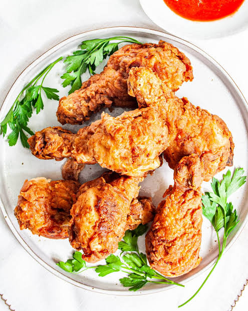 <p><em>His mum made </em><strong><em>_________</em></strong><em> fried chicken, so that the skin was golden.</em></p>
