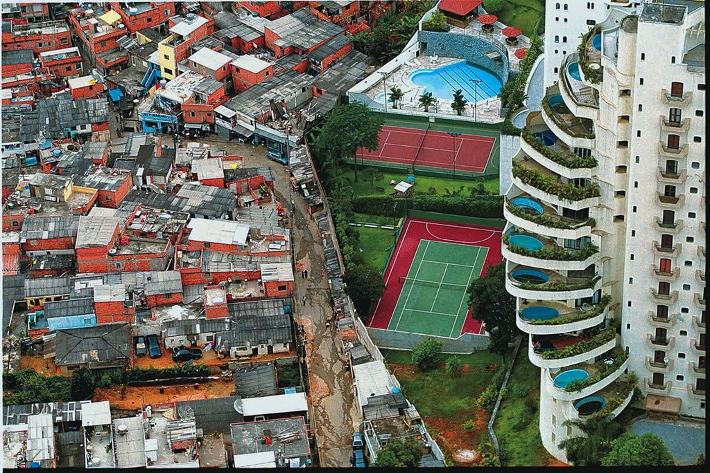 <p>(academic English) → nghèo đói gây ra tội phạm</p><p>Ví dụ: Some people believe _____.</p>