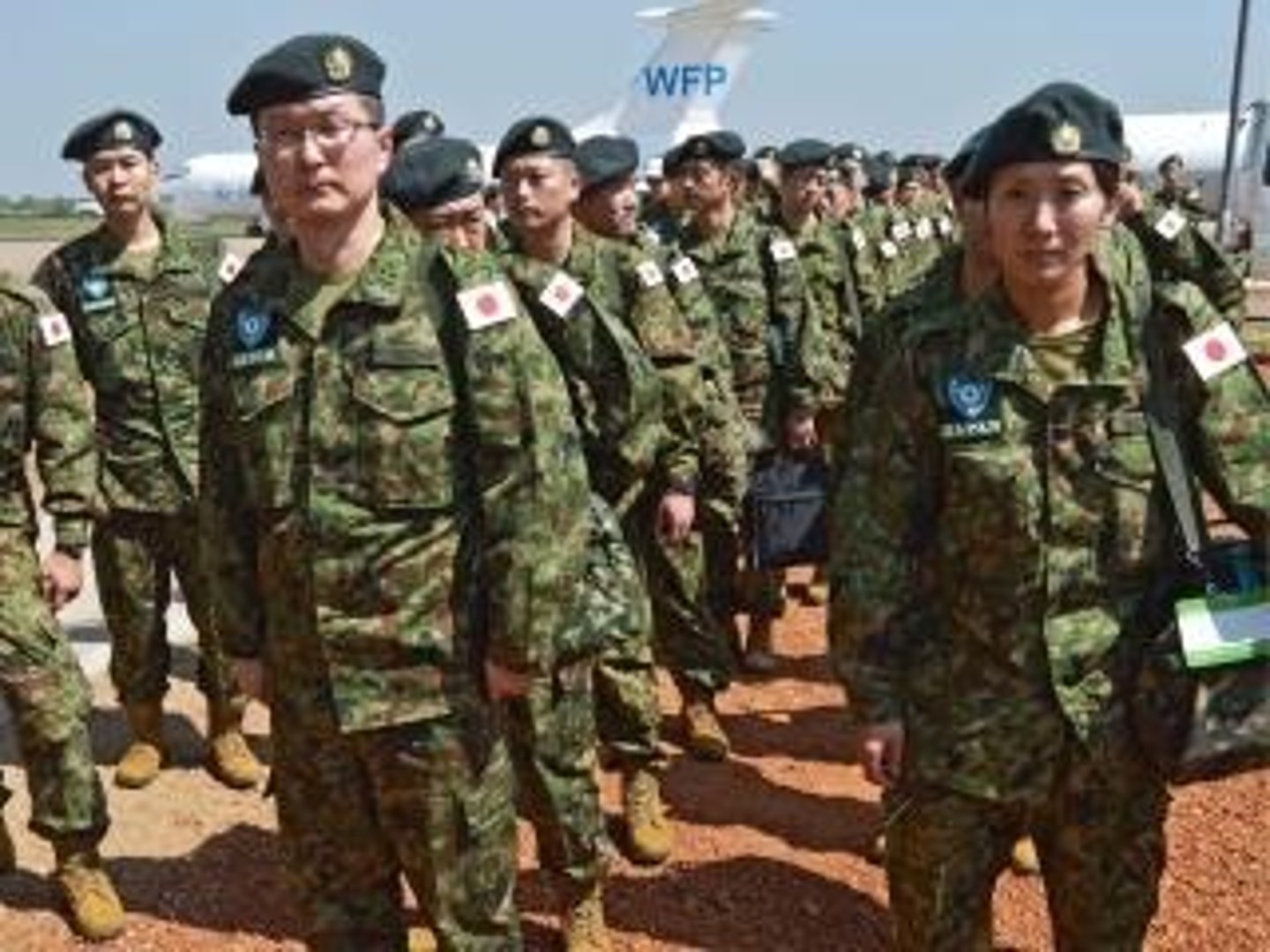 <p>(military English) điều quân Ví dụ: The government sent troops to the border.</p>