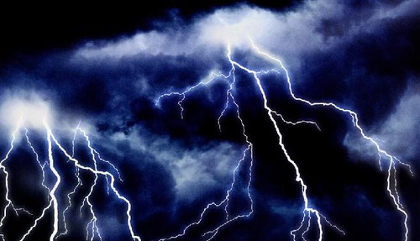 <p>la luz que vemos en el cielo durante una tormenta eléctrica</p>