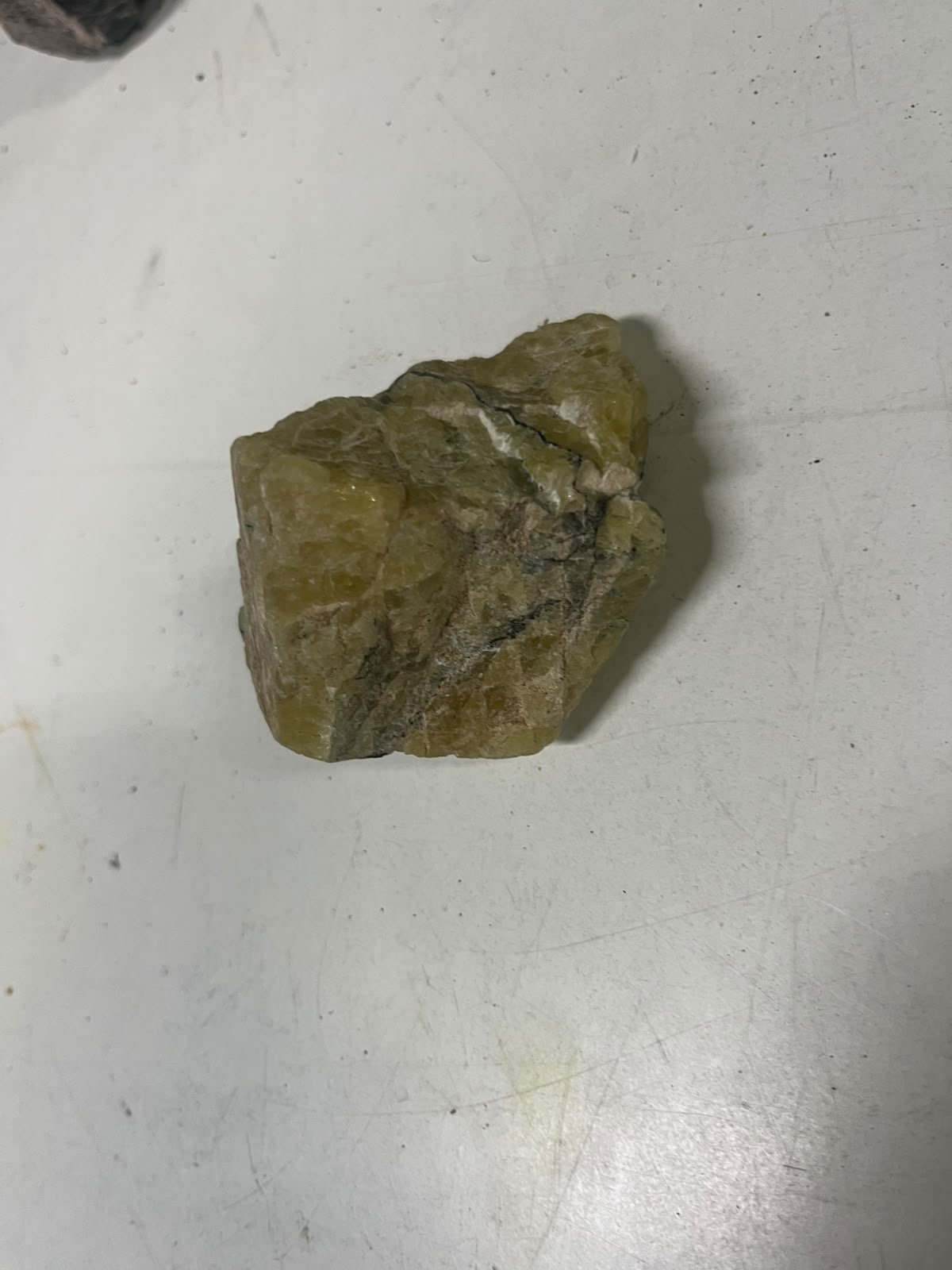 <p>Ca5PO34(F,Cl,OH)</p><p>sist crist: hexagonal</p><p>brillo: vítreo</p><p>dureza: 5</p><p>hábito: masivo </p>