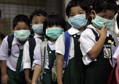 <p>đợt bùng phát (dịch bệnh)</p><p>(A severe flu ___ the local community last week.)</p>