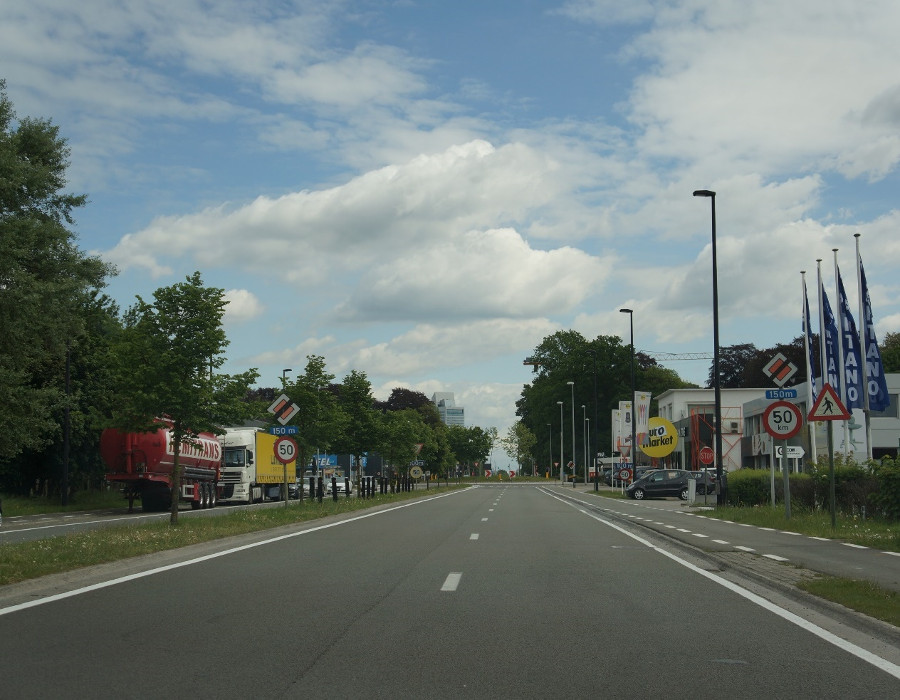 <p>Op de rijbaan mag je stoppen om iemand te laten instappen.</p><ul><li><p>Dat is toegelaten.</p></li><li><p>Dat is verboden.</p></li><li><p>Op de rijbaan mag dat niet, op het fietspad wel.</p></li></ul><p></p>