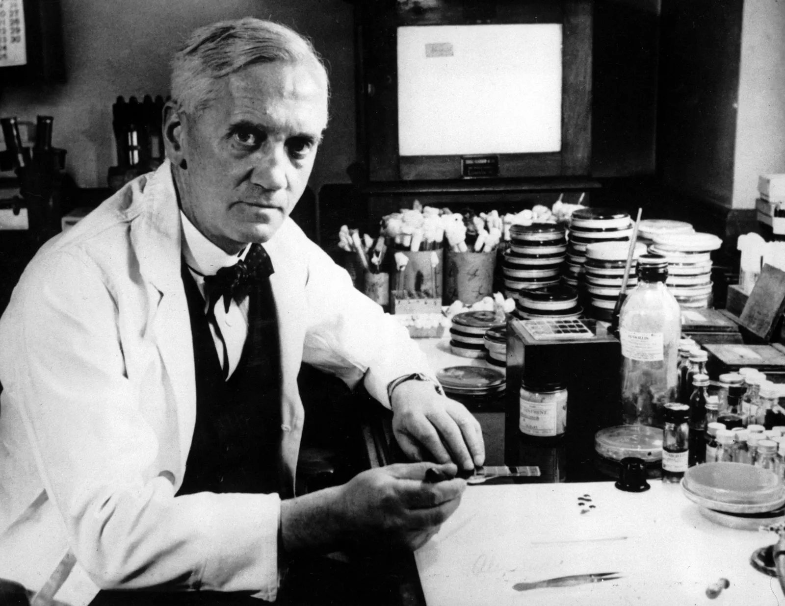 <p>1928, isolated <strong>Penicillin</strong></p>