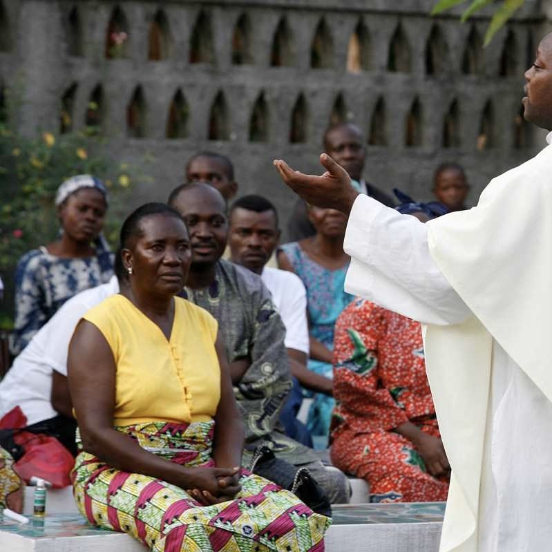 <p>Quel terme religieux désigne les fidèles d’un prêtre ou d’un pasteur ?</p>
