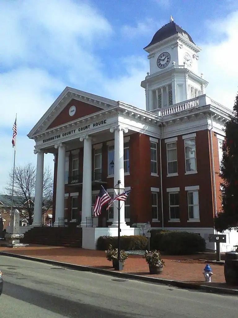 <p>The <strong>town hall</strong> is the oldest building in the city.</p>
