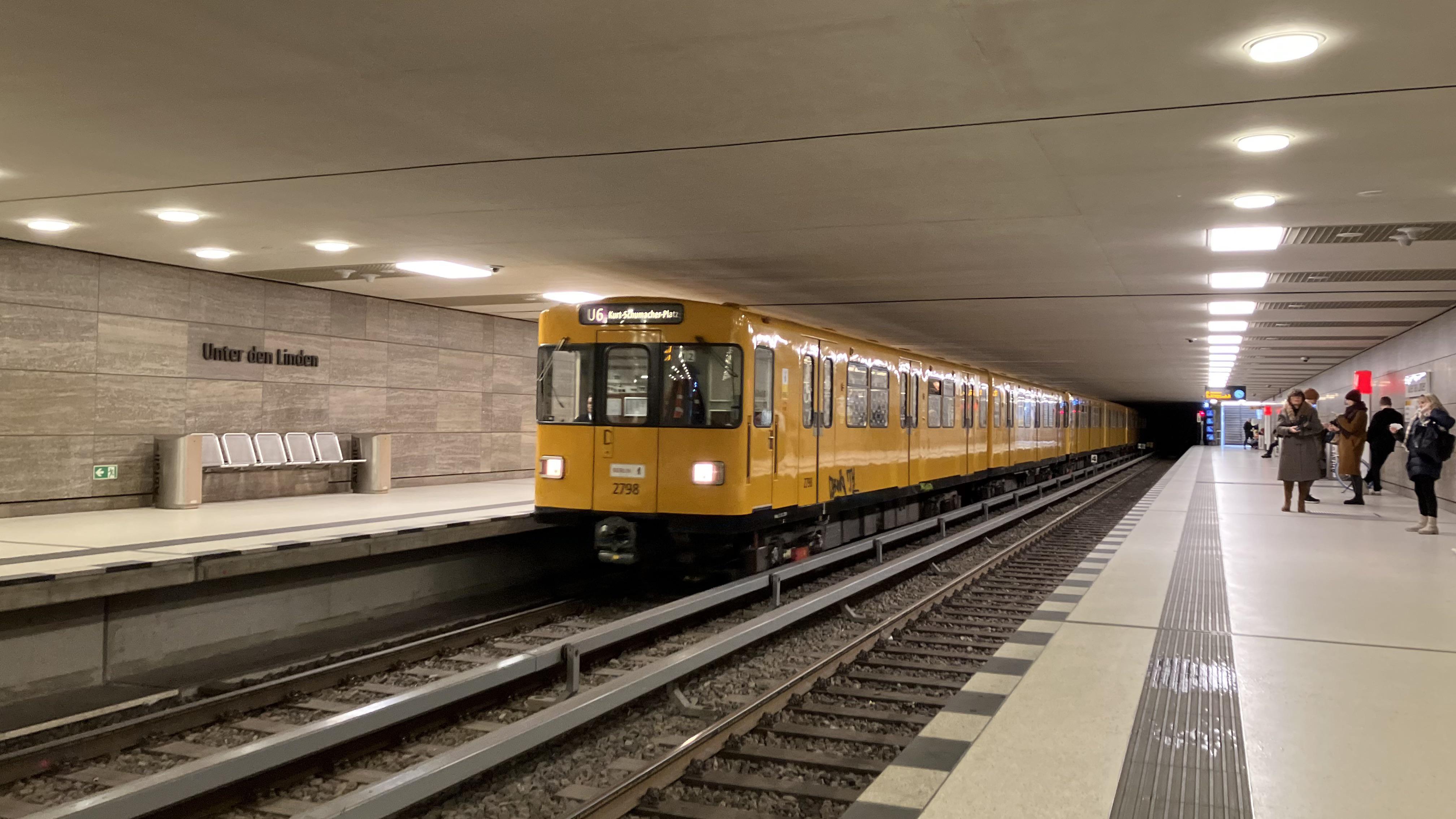 <p>Die U-Bahn, -en</p>