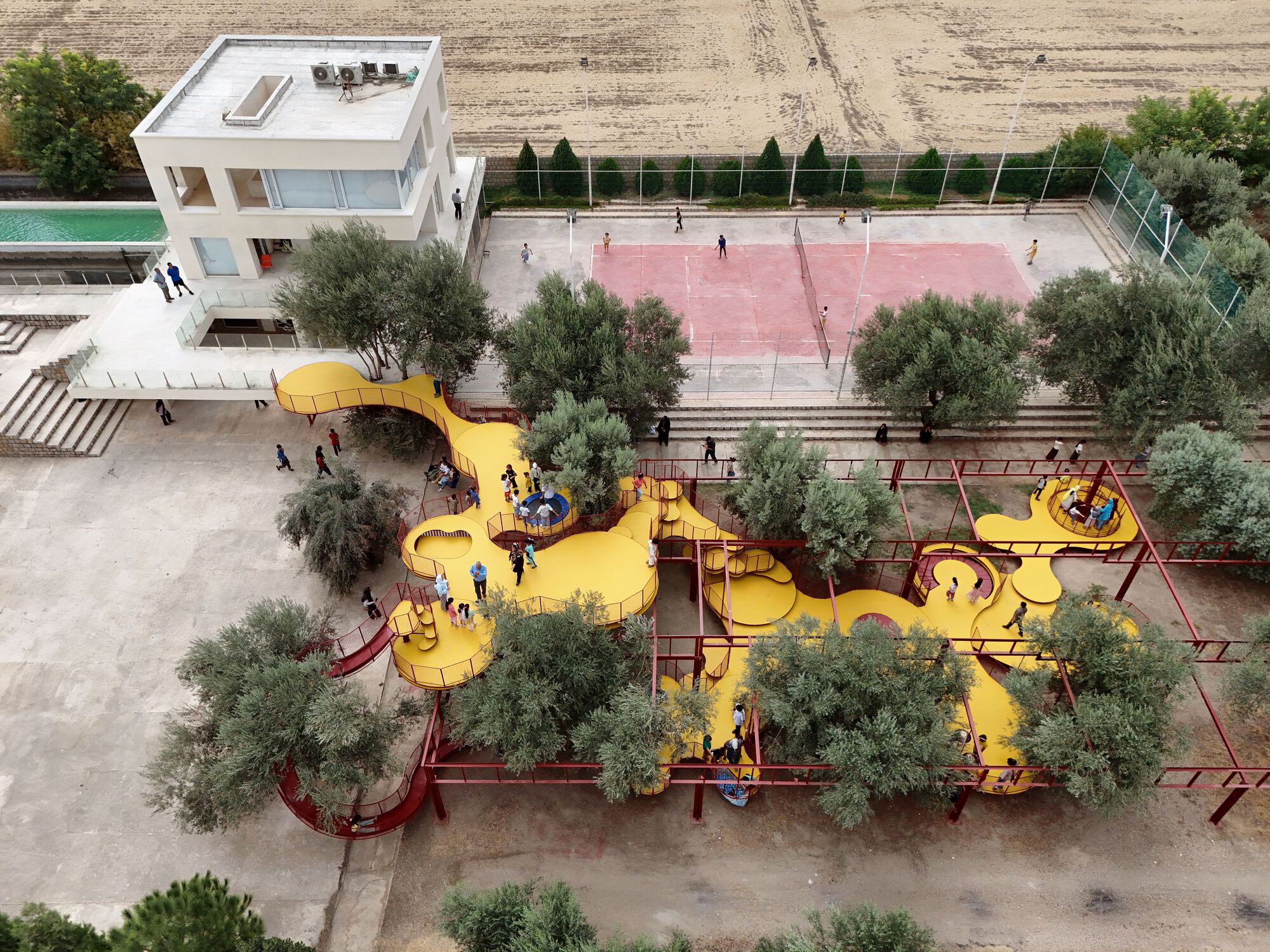 <p><strong>Projet</strong></p><ul><li><p><strong>Nom :</strong> Cheshm Cheran Bazi Playground</p></li><li><p><strong>Architectes :</strong> ZAV Architects</p></li><li><p><strong>Lieu :</strong> Minoudasht, Iran</p></li><li><p><strong>Année :</strong> 2025</p></li></ul><p> Concept </p><p>Transformer une oliveraie en un <strong>espace de jeu immersif</strong>, où l'architecture s'intègre au paysage au lieu de le modifier.</p>