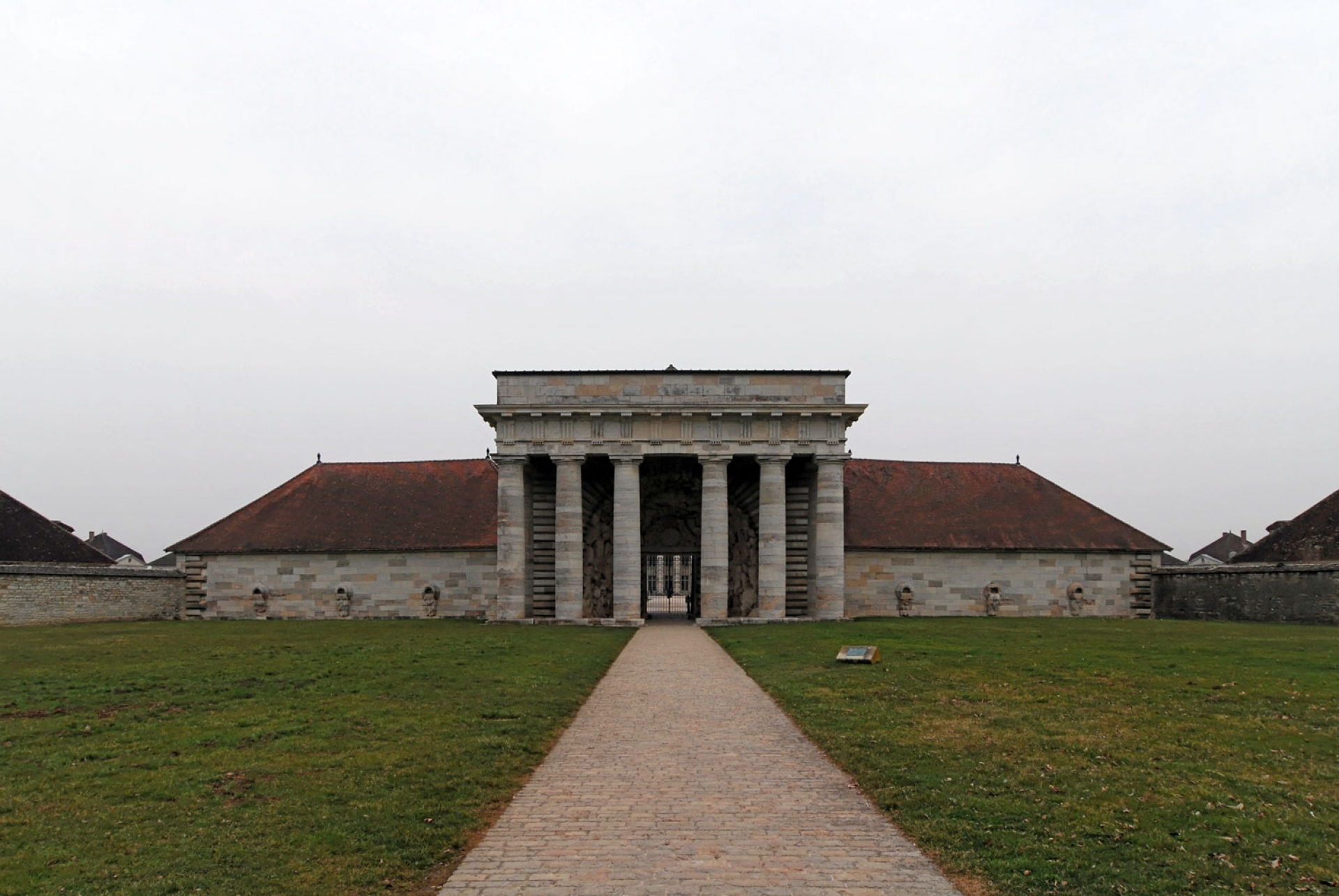 <p>-Doric columns (Greek)</p><p>-Little windows with sculpture coming out</p>