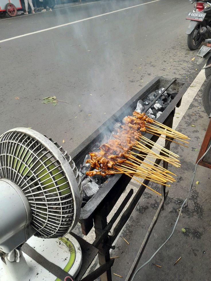 <p>membakar, memanggang</p>