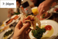 <p>вечір, вечеря</p><p>저녁에 뭐 해요? = What do you do in the evening?</p><p>저녁을 먹었어요? = Did you eat dinner?</p>