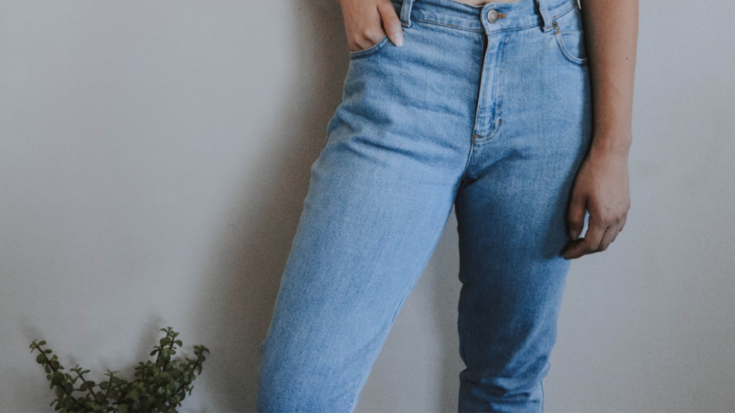 <p>casual pants made of denim, usually blue or black</p>