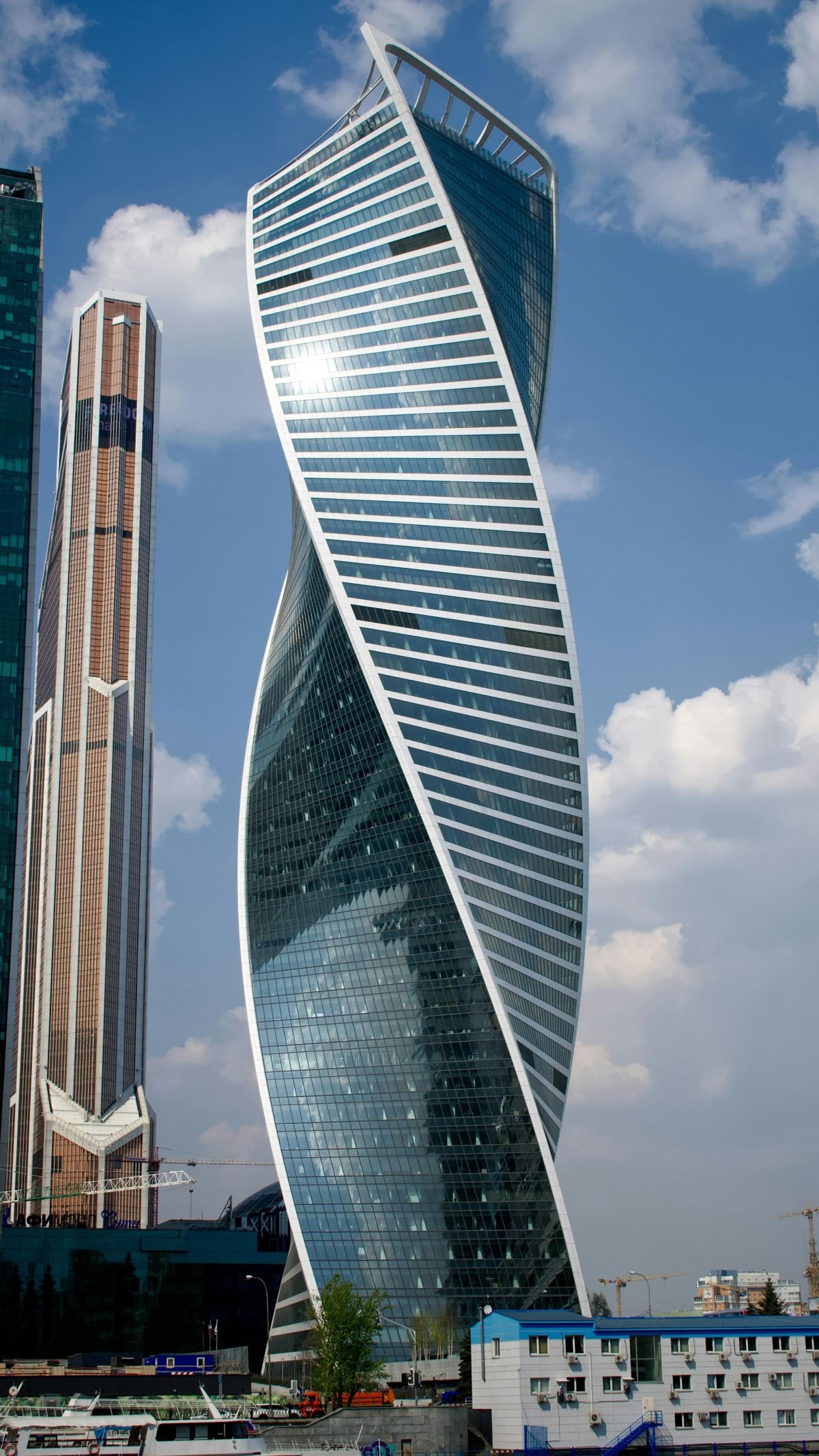 <p>Identify the monument </p><p>Located</p><p>Architect</p>