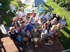 <p>/ˈfæməli riːˈjuːniən/</p><p>(collocation) họp mặt gia đình</p><p>We sometimes have a family reunion during Tet.</p>