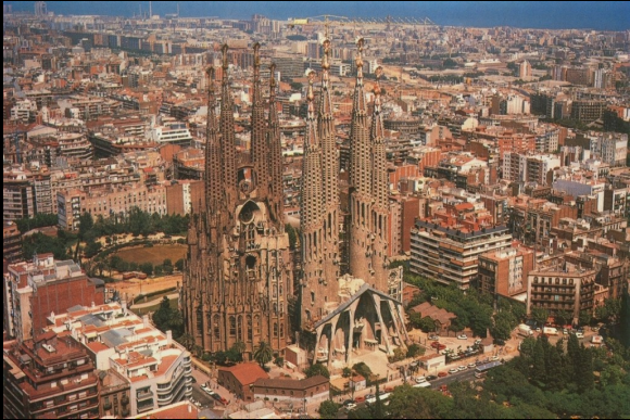 <p>Each entrance has its own entrance with differeing styles of art neauvou. It is topped with 18 spires celebraitng the 12 apostals, 4 constitues, mary, and jesus</p>