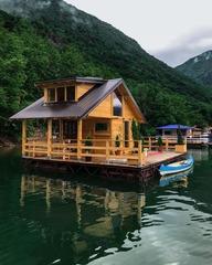 <p>плавучий будинок</p>