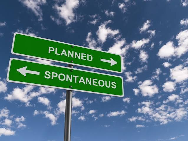 <p>spontaneous (a) /spɒnˈteɪniəs/ = natural= native <span style="color: red;"><strong>Speaking</strong></span></p><ul><li><p>His decision to resign was completely ————and surprised everyone.</p></li></ul><ul><li><p><strong>Collocation:</strong> Spontaneous reaction, spontaneous decision, spontaneous applause</p></li></ul><p></p>