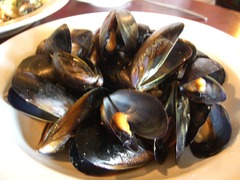 <p>small edible sea creature with a black shell Example: Steamed _____ with garlic and butter taste delicious. con vẹm / trai biển c Con vẹm/trai biển có vỏ màu đen. UK: /ˈmʌs.əlz/ | US: /ˈmʌs.əlz/</p>