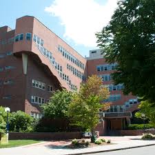 <p>¿Qué problema funcional y de contexto resuelve la forma curva de la Baker House (MIT)?</p>
