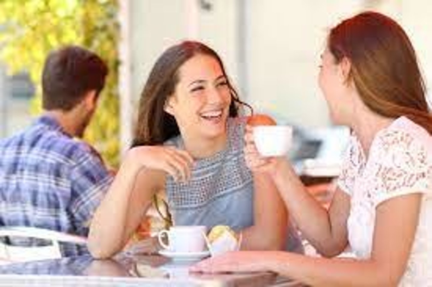 <p>(spoken English) bắt đầu tham gia trò chuyện Ví dụ: He found it easy to get into conversation with strangers.</p>