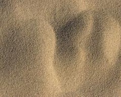 <p>(adj) /kɔːs/ - thô, hạt to, sần sùi. Ex: Coarse sand is used for building. (Cát thô được dùng trong xây dựng.)</p>