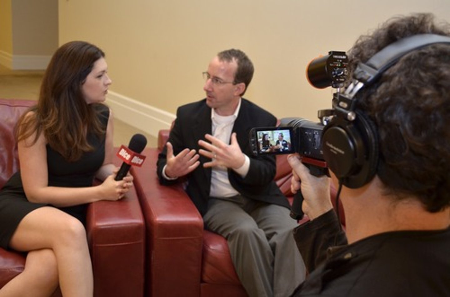 <p>interview, discussion, müsahibə</p>