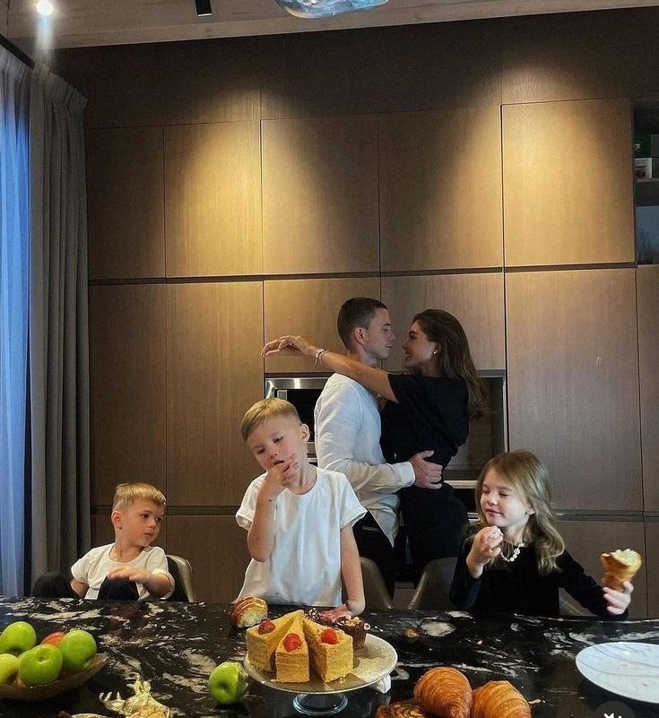<p>Large family</p>