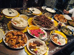 <p>bữa ăn lớn, thịnh soạn, bữa ăn chính</p><p>(She made sure everyone had a ___ before leaving.)</p>