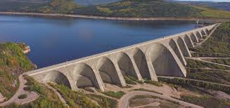 <p>a dam constructed of concrete or masonry on the outside, but having a hollow interior relying on its weight for stability </p>