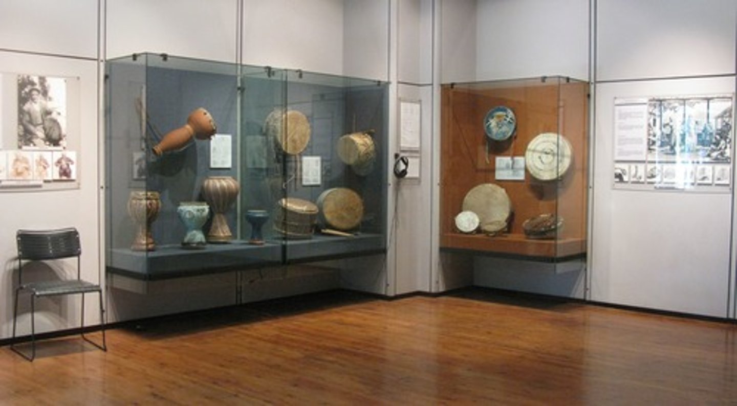 <p>a place where people learn about history, art, or science.</p>