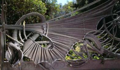 <p>- Puerta del</p><p>dragón</p><p>- Gaudi</p><p>- Modernismo</p><p>español</p>