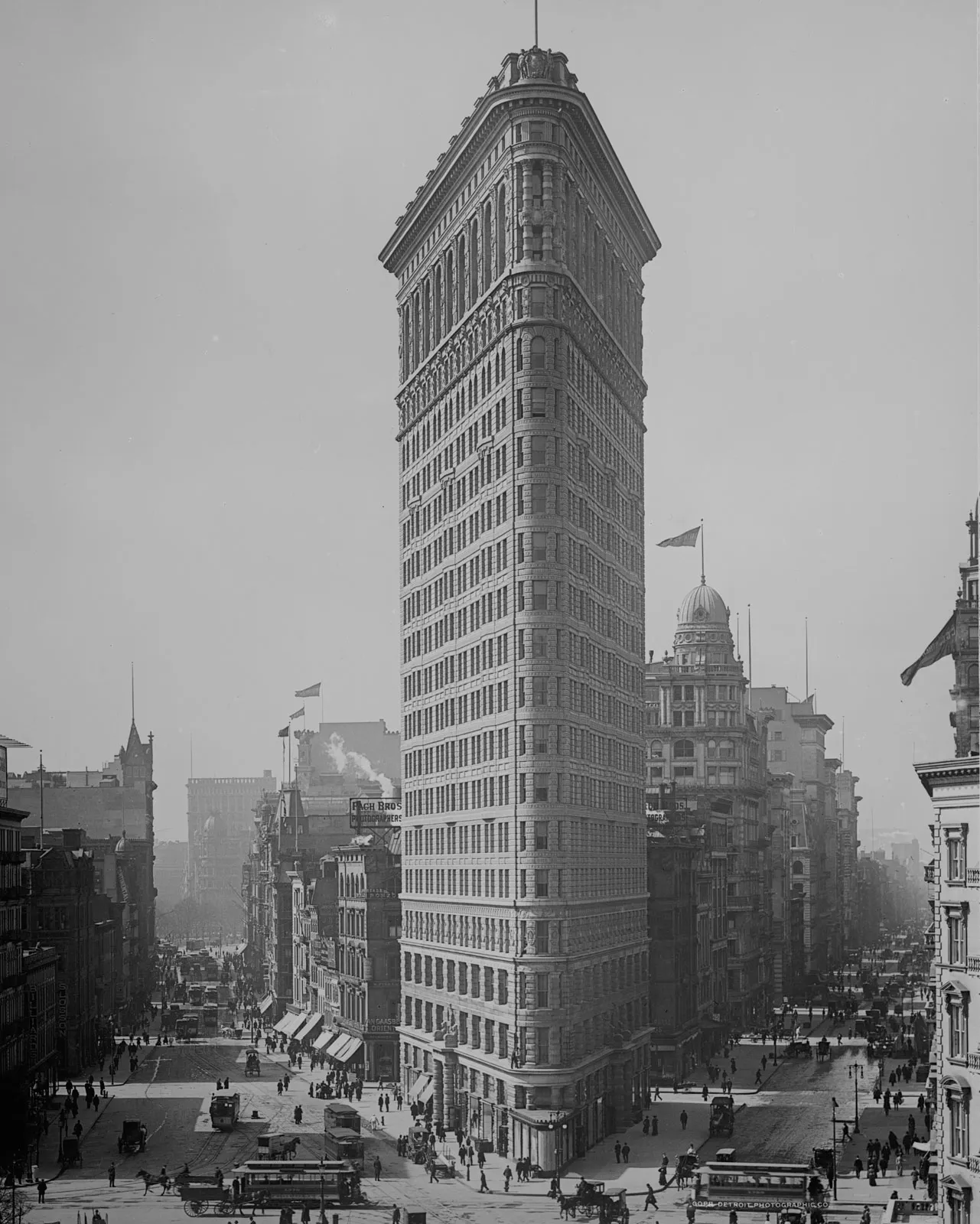 <p>The first steel-skeleton structure whose construction was visible to the public</p>