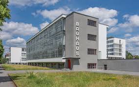 <p><span style="background-color: transparent;"><strong>Gropius, <em>Bauhaus</em></strong></span></p>