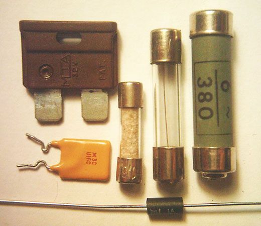 <p>an electrical safety device that protects an electric circuit from excessive electric current.</p>