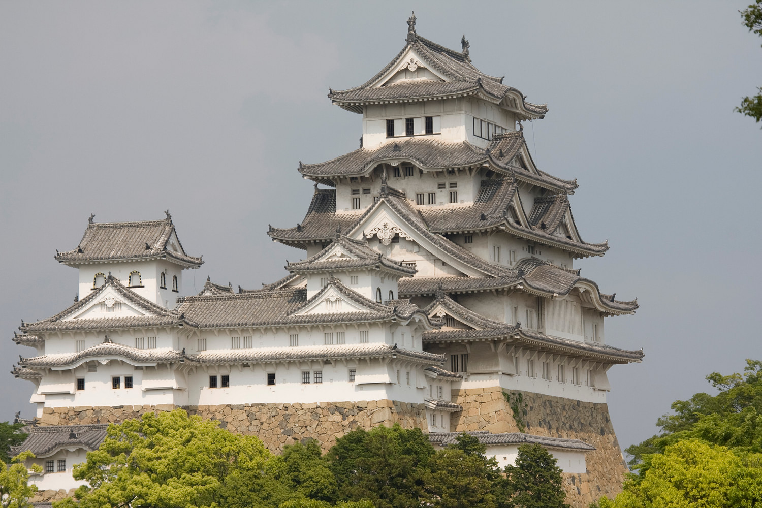 <img src="https://upload.wikimedia.org/wikipedia/commons/9/95/Himeji_Castle_In_Japan.jpg" data-width="100%" data-align="center" alt=""><p></p>