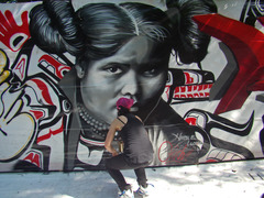 <p>họa sĩ vẽ tranh tường (Example: The muralist painted a huge wall. - Họa sĩ tranh tường vẽ trên một bức tường lớn.)</p>