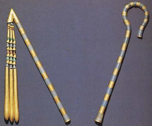 <p>Ancien Empire</p><p>Repères principaux :</p><ul><li><p> Couronne blanche (Haute-Égypte),</p></li><li><p>Couronne rouge (Basse-Égypte),</p></li></ul><ul><li><p> Double couronne (unification),</p></li></ul><ul><li><p><u>Sceptres :</u></p></li></ul><p>- fléau nekhekh, (бич)</p><p>- bâton heka (sceptre-pastoral).</p><p>Ces attributs distinguent immédiatement le roi dans le décor.</p>