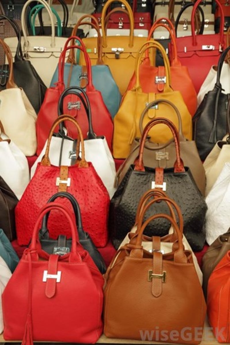 <p>TRANSLATION: магазин предлагает большой выбор кожаных сумок</p><p>DEFINITION: a store that has many different leather bags for sale.</p><p>EXAMPLE: This Italian ...................... in different colors and sizes. Этот итальянский магазин ПРЕДЛАГАЕТ БОЛЬШОЙ ВЫБОР КОЖАНЫХ СУМОК разных цветов и размеров.</p>