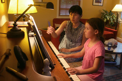 <p>to take lessons of</p>
