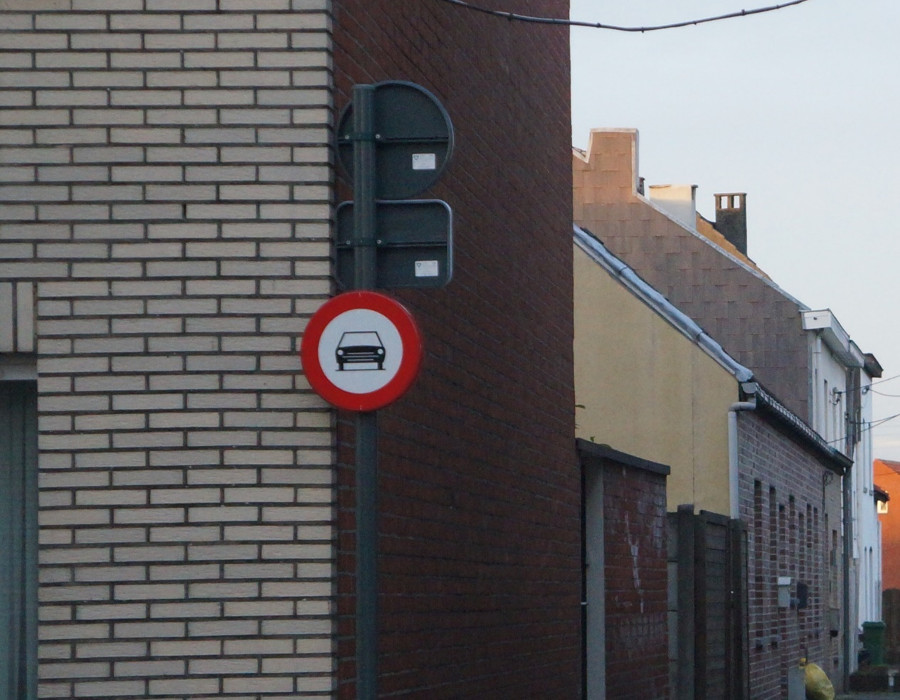 <p>Wat betekent dit verkeersbord?</p><ul><li><p>Verboden toegang voor personenwagens.</p></li><li><p>Verboden toegang voor motorvoertuigen met meer dan twee wielen.</p></li><li><p>Verboden toegang voor motorvoertuigen met meer dan twee wielen en motorfietsen met zijspan.</p></li></ul><p></p>