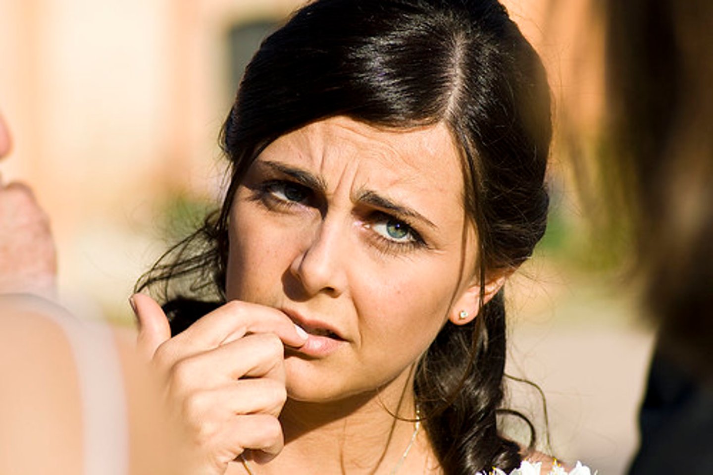 <p>(worried) Ella _______________________ preocupada</p>