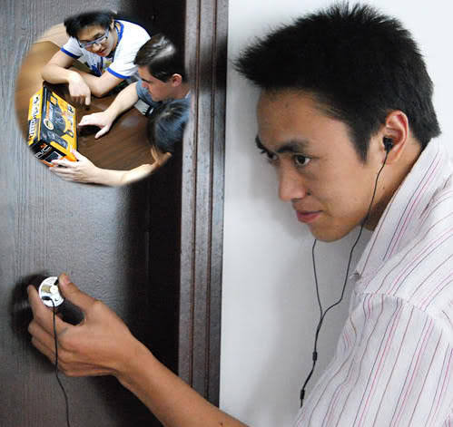 <p>nghe lén, nghe trộm ai đó.</p>