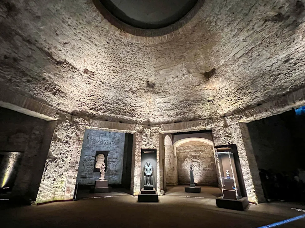 <p>what is the form and innovation of domus aurea?</p>