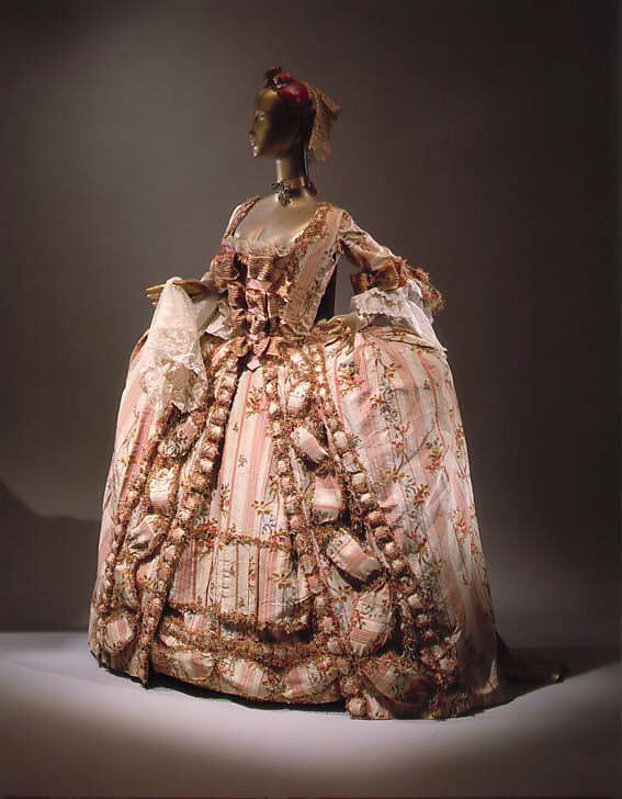 <p>robes à la francaise</p>