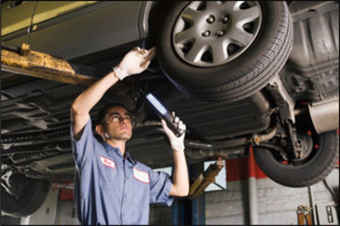 <p>thợ sửa xe • The mechanic fixes cars.</p>