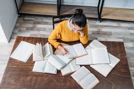 <p><span style="line-height: 115%;">What exams are you taking this year? (</span><span>Ну, в этом году я сдаю экзамены по русскому языку, математике, английскому языку и обществознанию)</span></p>