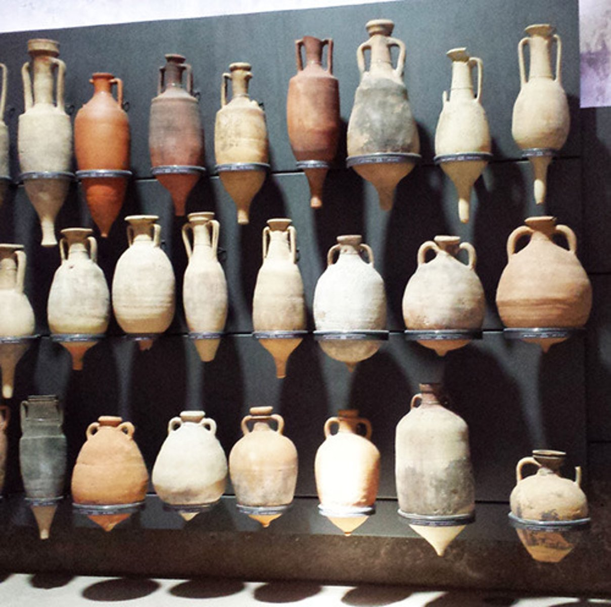 <p>QN=10</p><p>This is an amphora, a type of pottery of ancient Romans. What are the most striking features of this ceramic vase?</p><p>Check one option.</p><p>a. Easy carrying and pouring, thanks to its looping handles and long</p><p>b. Large capacity, allowing to contain a large amount of olive oil, wine.</p><p>c. Thick ceramic material, the glossy glaze can be easily cleaned, good hygiene, quality assurance, taste for olive oil, wine and garum for a long time.</p>