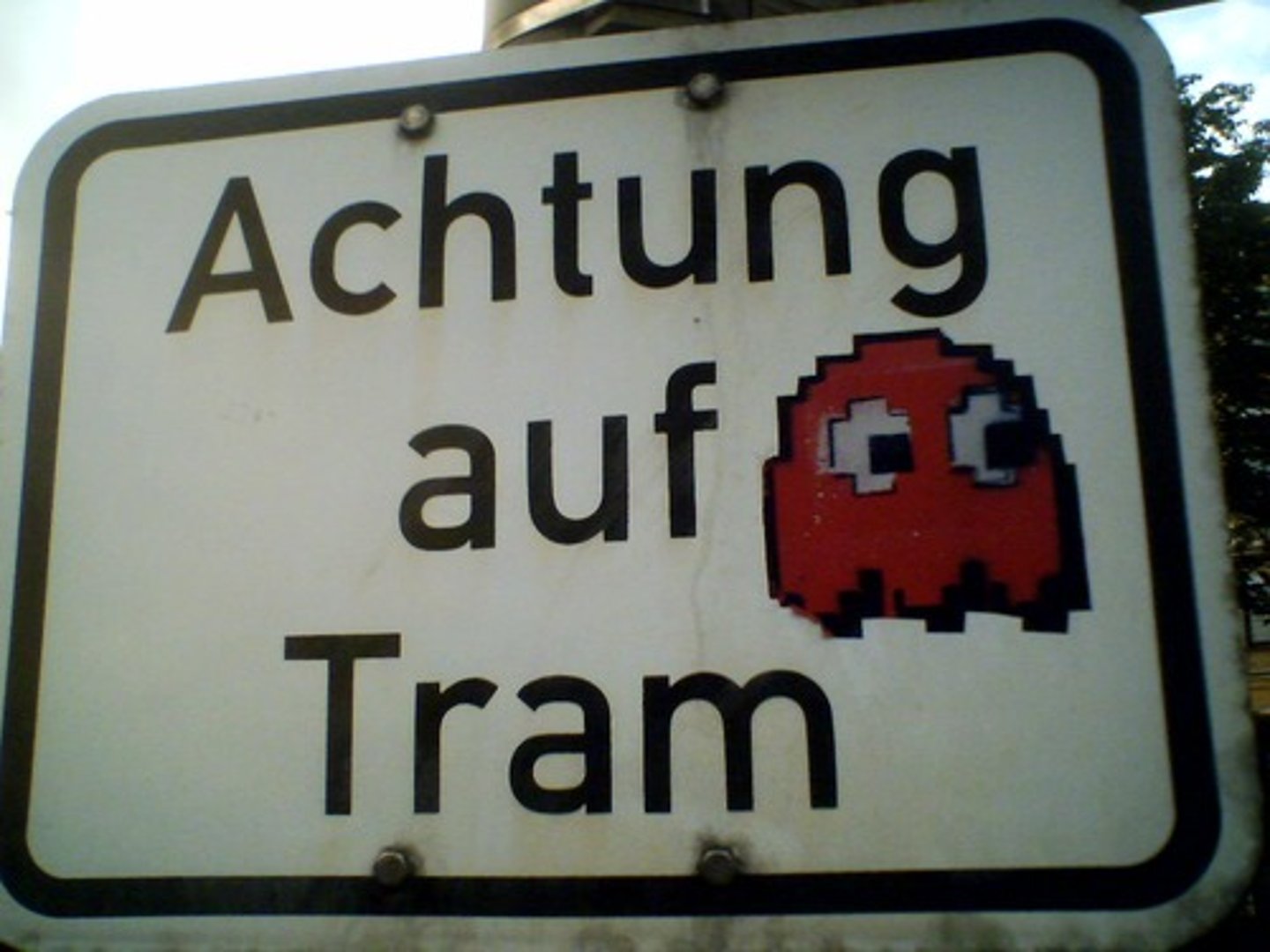 <p>Attention, انتباه, احتراس , احترام</p><p>Achtung! = Interjektion</p><p>Achtung! Das dürfen Sie nicht tun.</p>