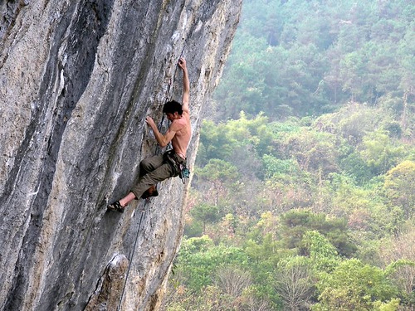 <p>climbing, to climb (a rock or mountain)</p>